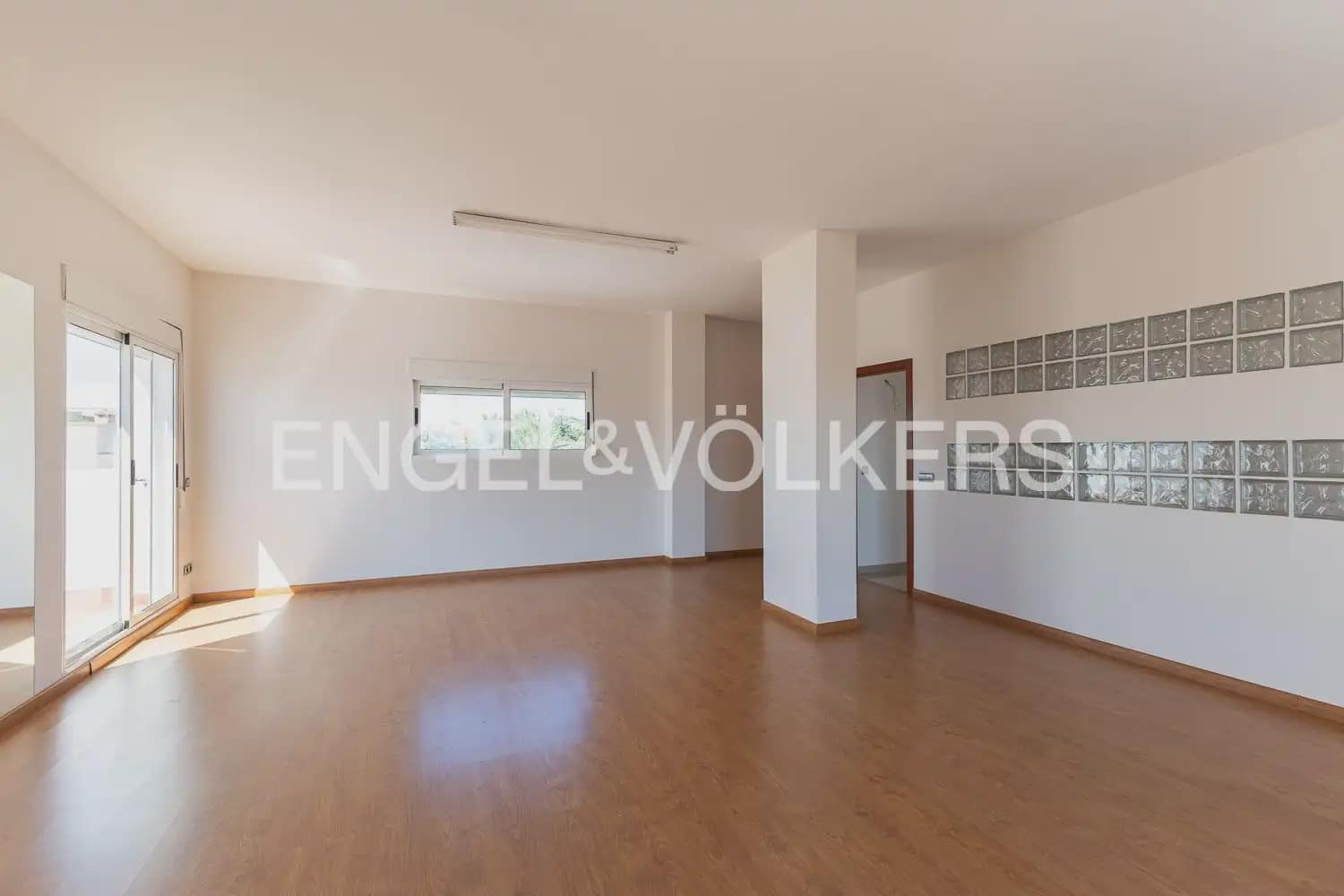 6 bedroom Townhouse for sale in Villanueva de Castellon with garage - € 315,000 (Ref: 9898095)