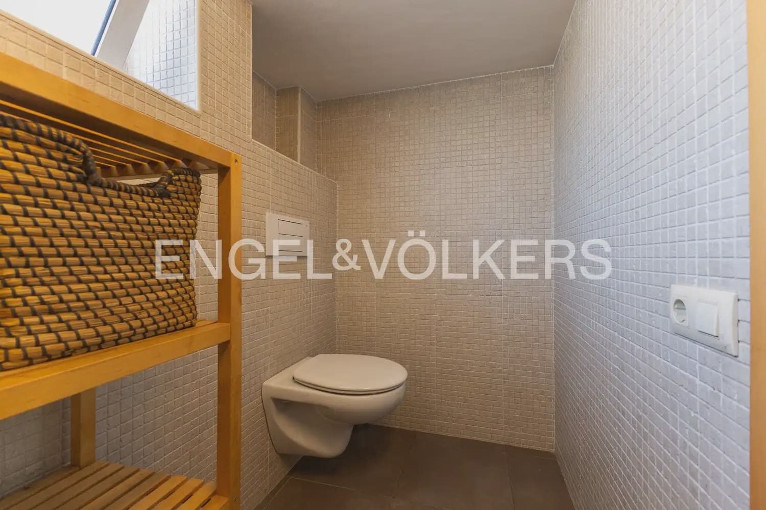 6 bedroom Townhouse for sale in Villanueva de Castellon with garage - € 315,000 (Ref: 9898095)
