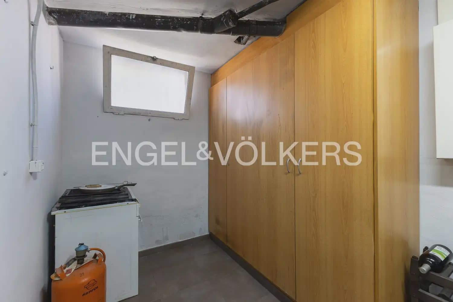 6 bedroom Townhouse for sale in Villanueva de Castellon with garage - € 315,000 (Ref: 9898095)