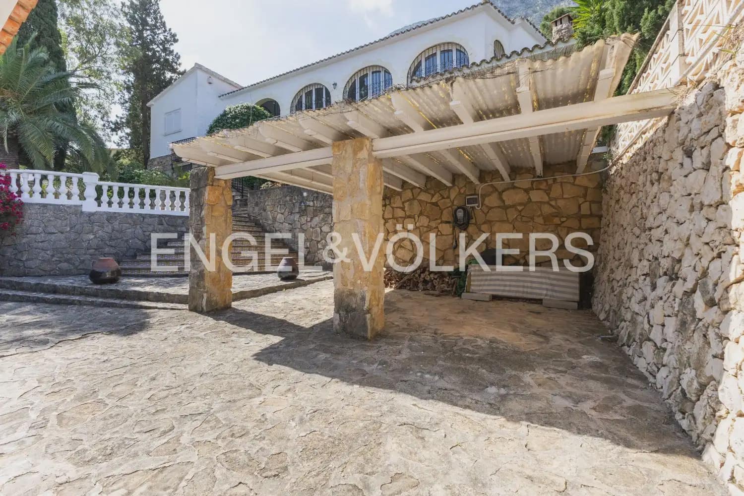 5 sovrum Villa till salu i Denia med pool garage - 695 000 € (Ref: 9898098)