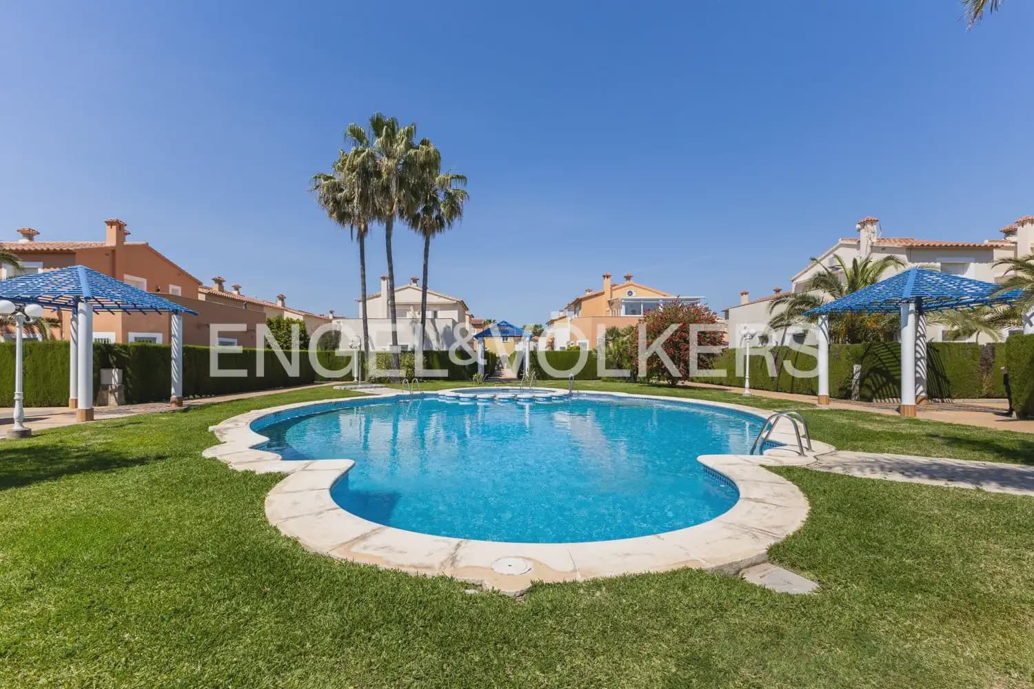 2 bedroom Terraced Villa for rent in Oliva with pool - € 1,500 (Ref: 9898110)