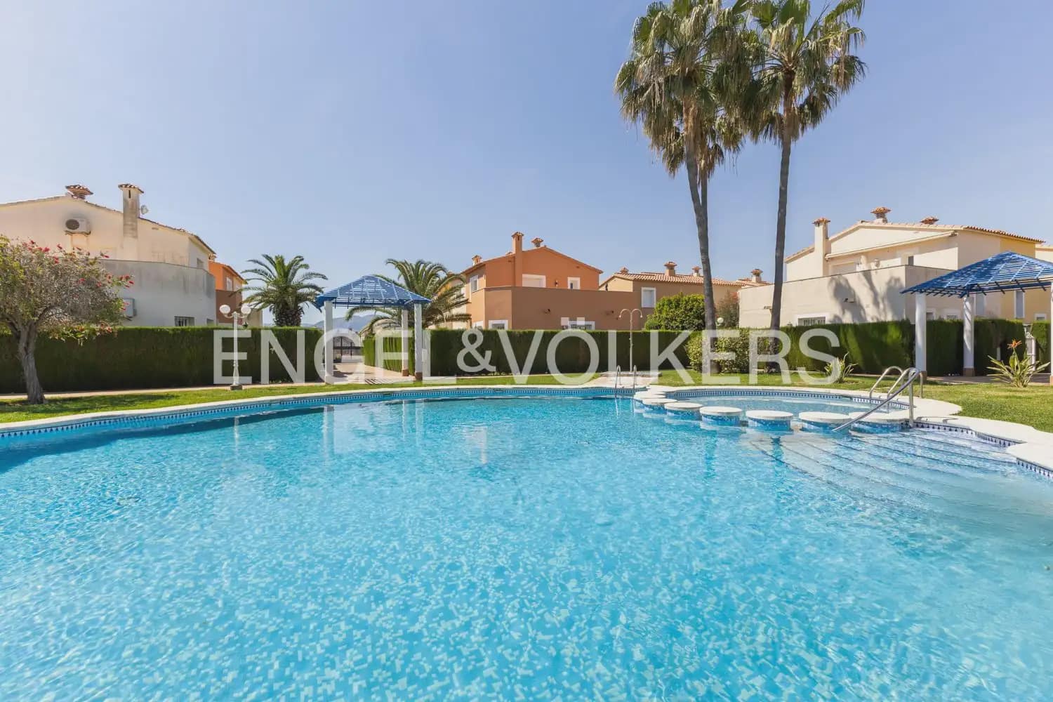 2 bedroom Terraced Villa for rent in Oliva with pool - € 1,500 (Ref: 9898110)