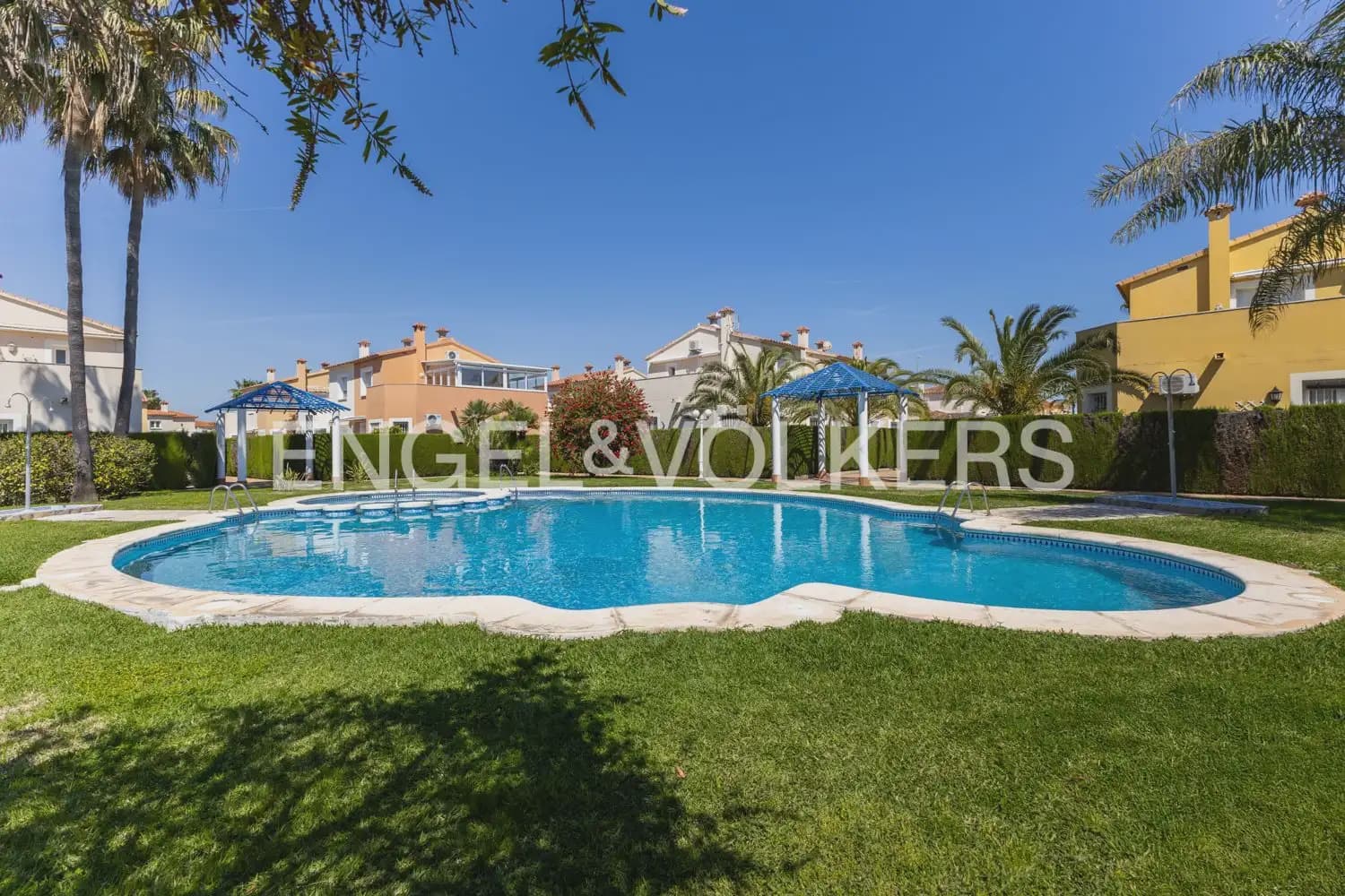 2 bedroom Terraced Villa for rent in Oliva with pool - € 1,500 (Ref: 9898110)
