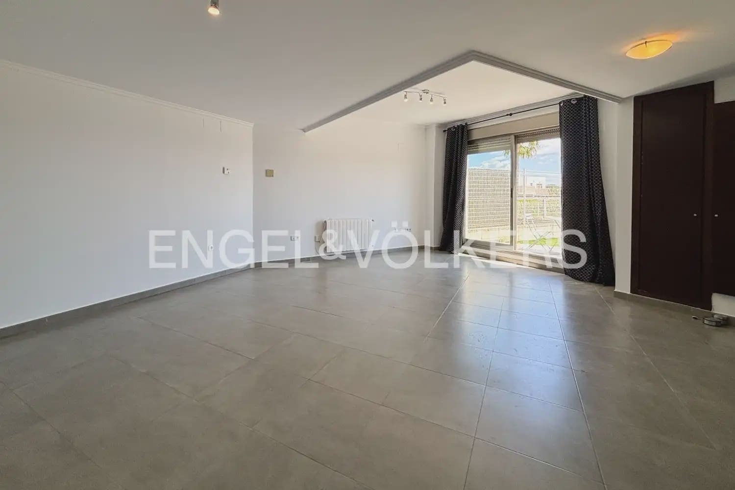 3 slaapkamer Rijtjeshuis te huur in Betera met zwembad garage - € 2.300 (Ref: 9898111)