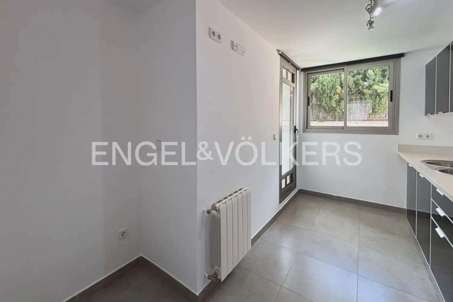 3 slaapkamer Rijtjeshuis te huur in Betera met zwembad garage - € 2.300 (Ref: 9898111)