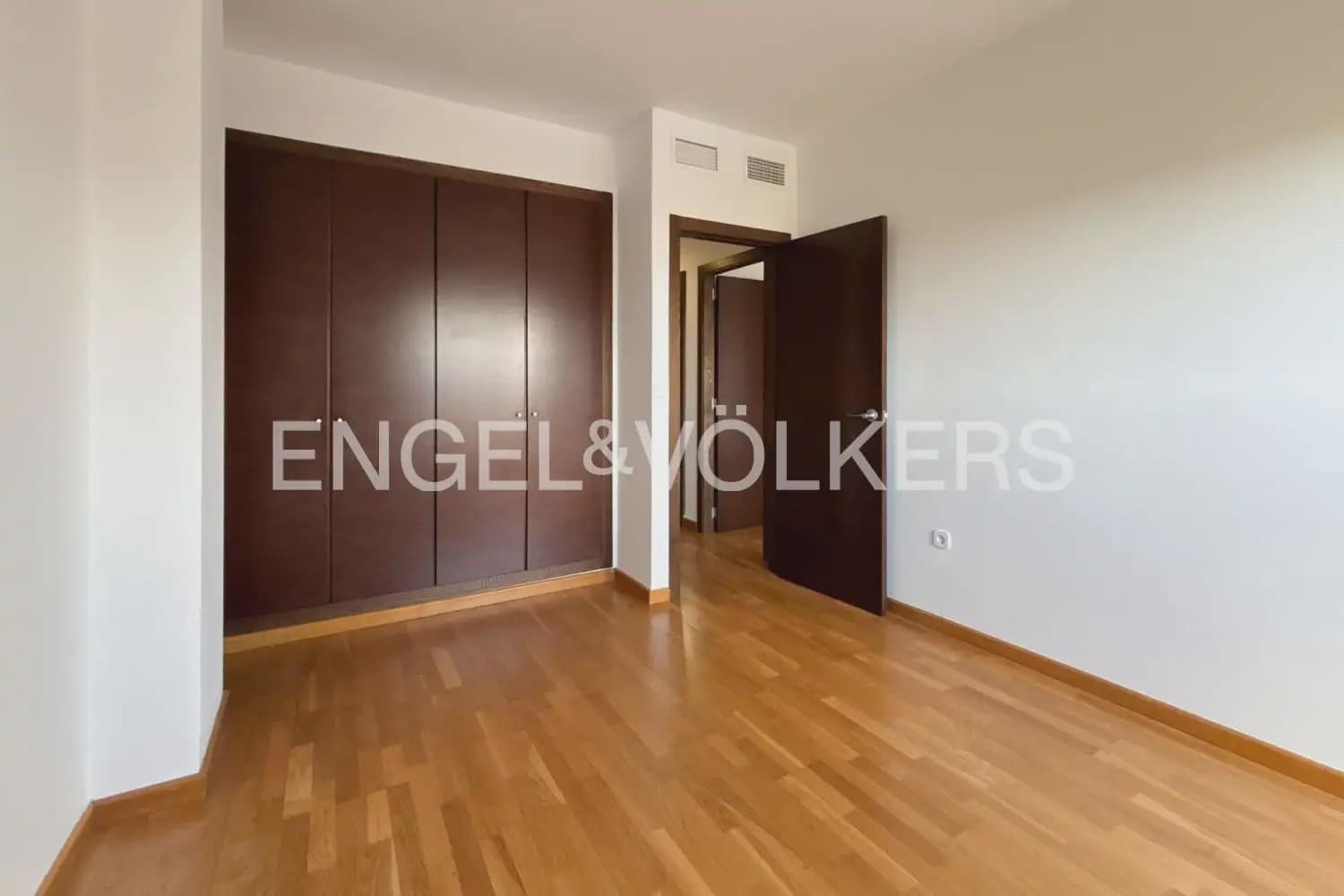 3 slaapkamer Rijtjeshuis te huur in Betera met zwembad garage - € 2.300 (Ref: 9898111)