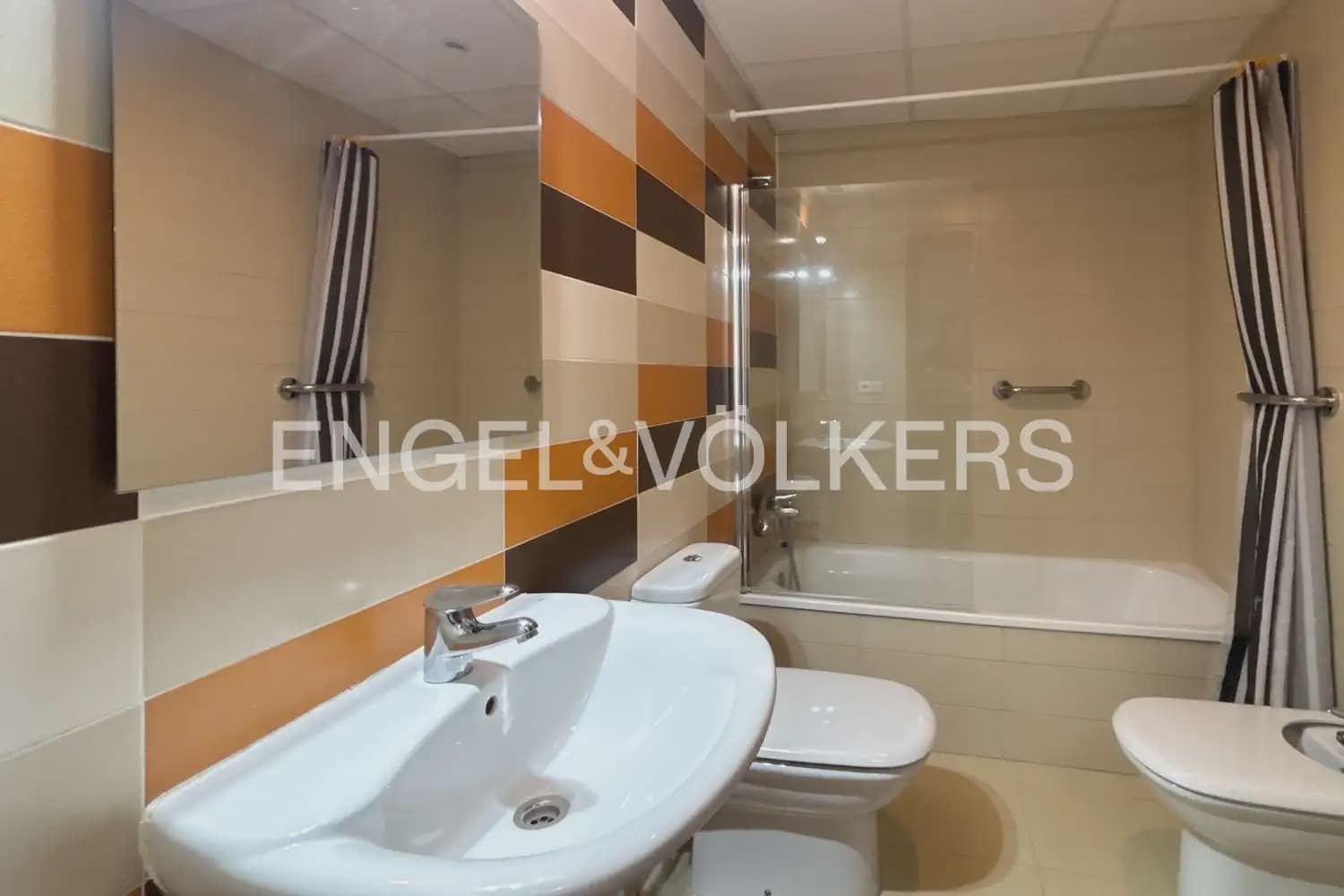 3 slaapkamer Rijtjeshuis te huur in Betera met zwembad garage - € 2.300 (Ref: 9898111)