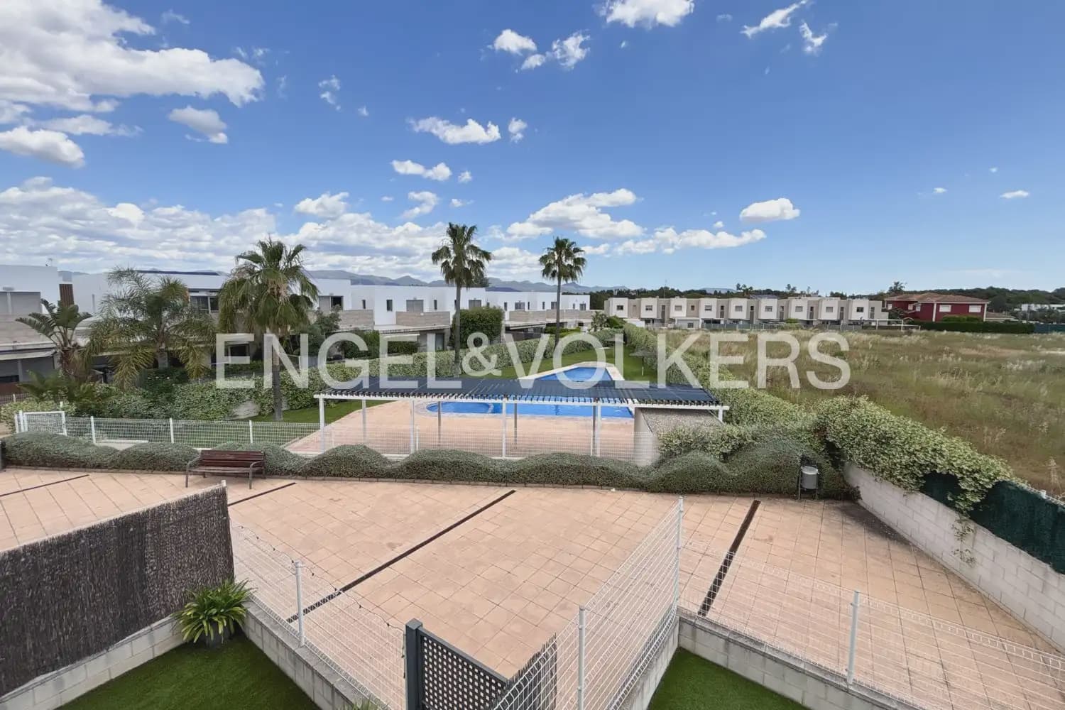 3 slaapkamer Rijtjeshuis te huur in Betera met zwembad garage - € 2.300 (Ref: 9898111)