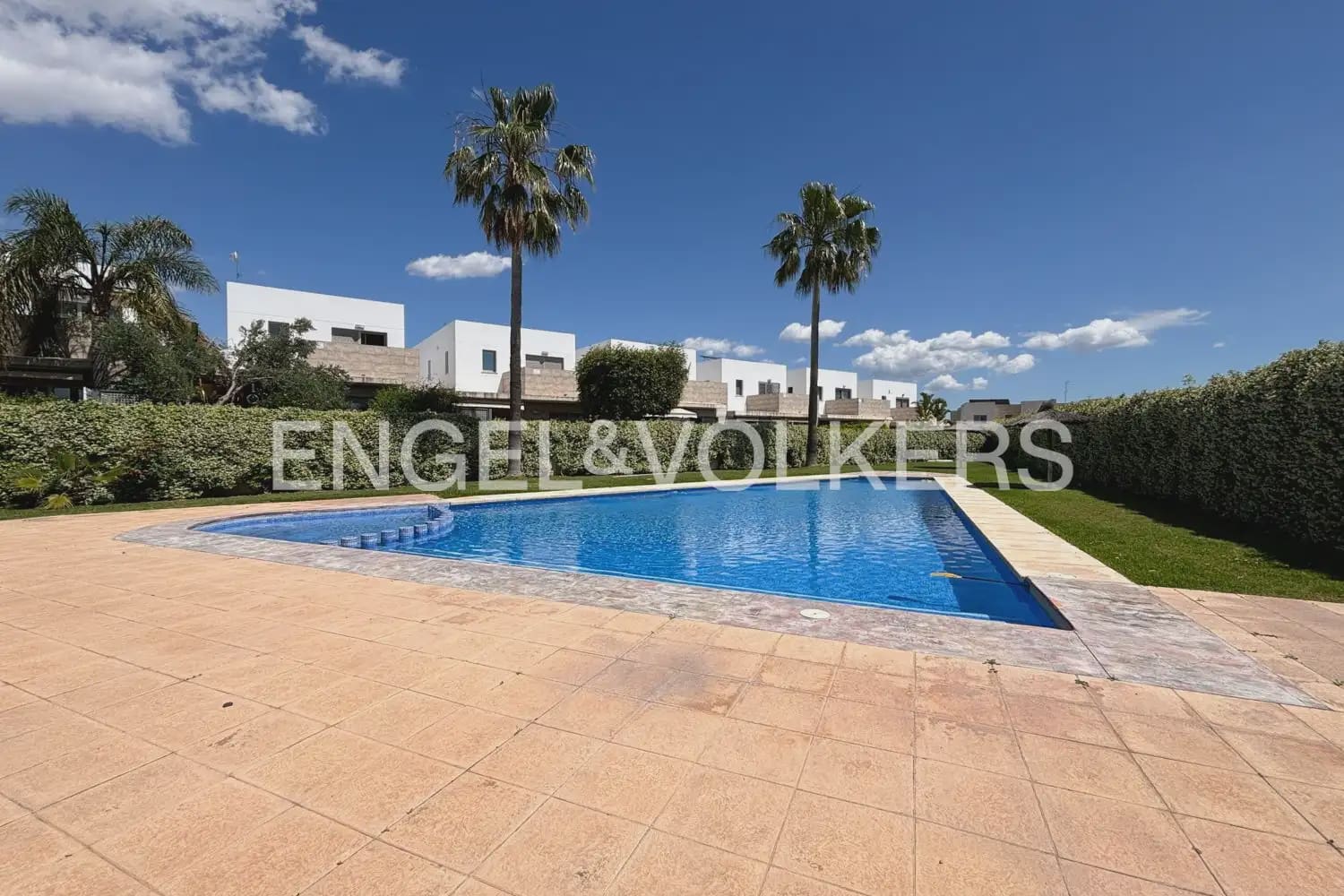 3 slaapkamer Rijtjeshuis te huur in Betera met zwembad garage - € 2.300 (Ref: 9898111)