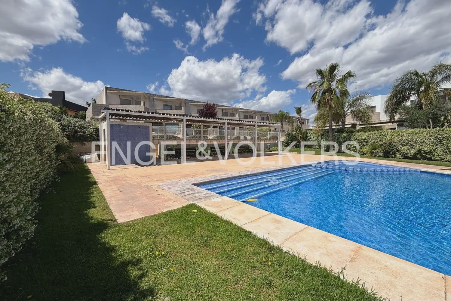 3 slaapkamer Rijtjeshuis te huur in Betera met zwembad garage - € 2.300 (Ref: 9898111)