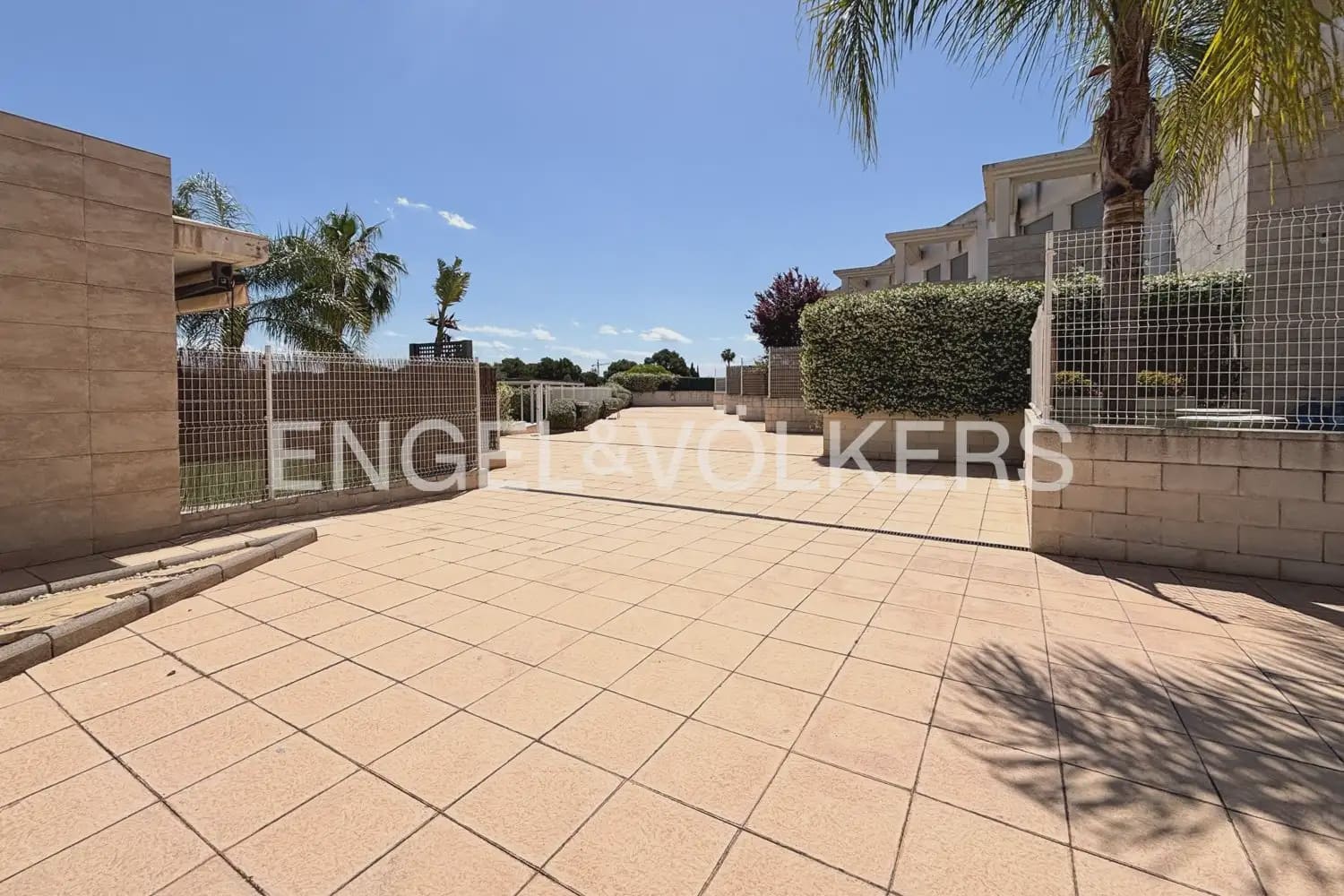 3 slaapkamer Rijtjeshuis te huur in Betera met zwembad garage - € 2.300 (Ref: 9898111)