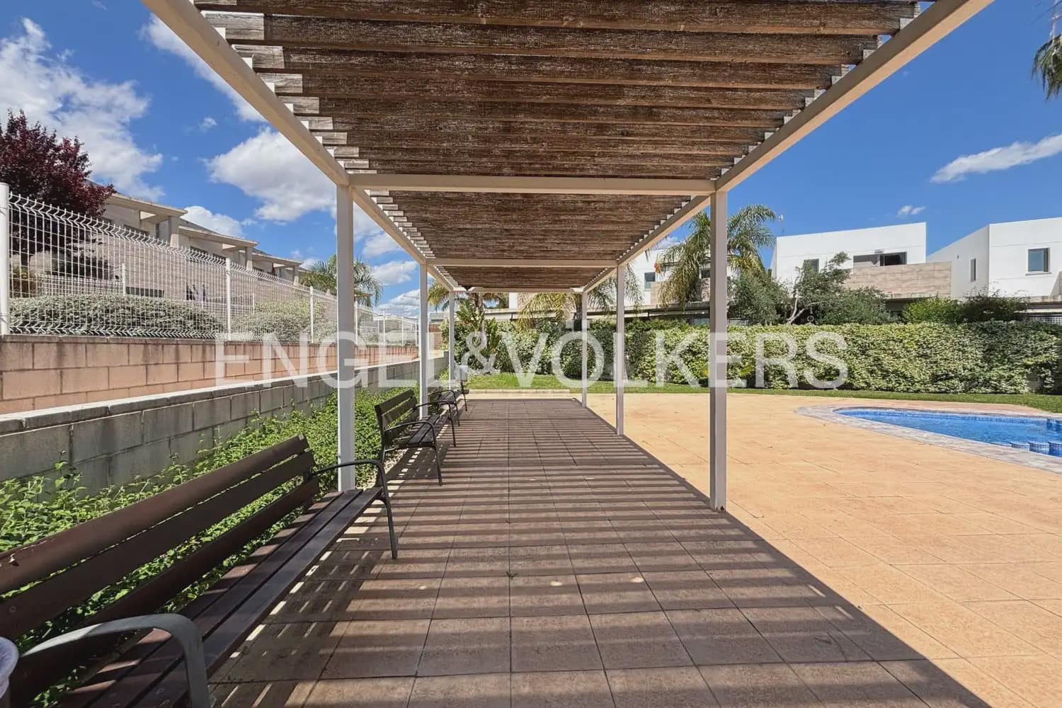 3 slaapkamer Rijtjeshuis te huur in Betera met zwembad garage - € 2.300 (Ref: 9898111)