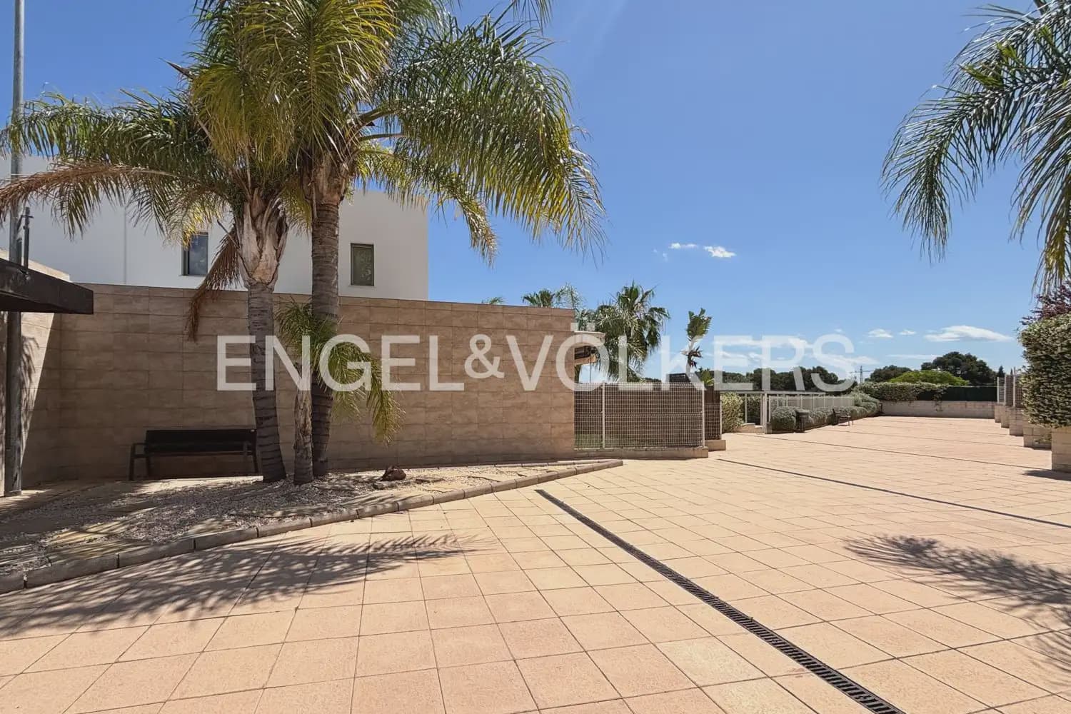 3 slaapkamer Rijtjeshuis te huur in Betera met zwembad garage - € 2.300 (Ref: 9898111)