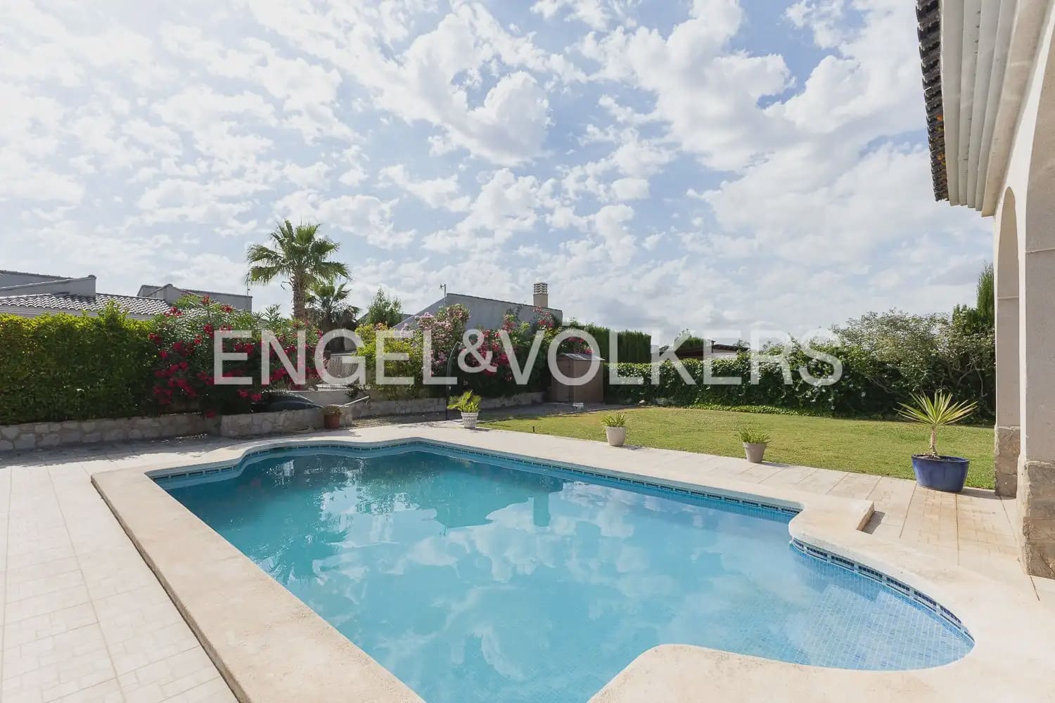 3 bedroom Villa for rent in Olocau with pool garage - € 1,850 (Ref: 9898114)