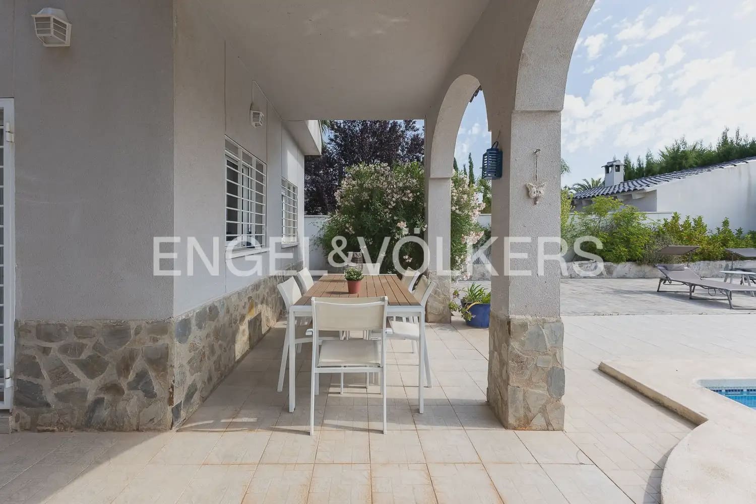 3 bedroom Villa for rent in Olocau with pool garage - € 1,850 (Ref: 9898114)