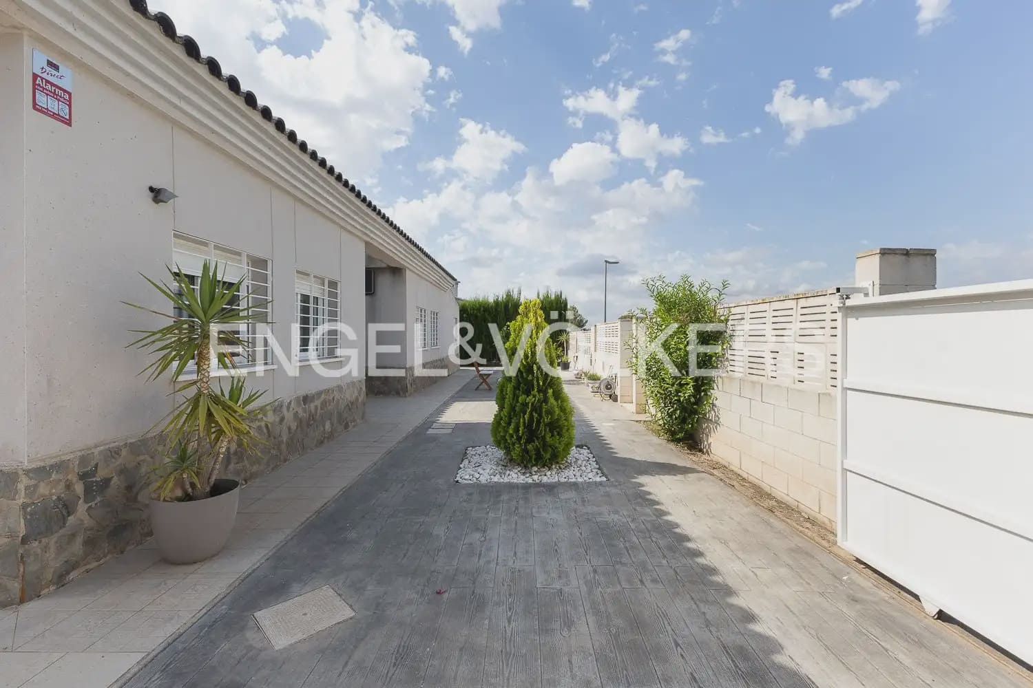 3 bedroom Villa for rent in Olocau with pool garage - € 1,850 (Ref: 9898114)