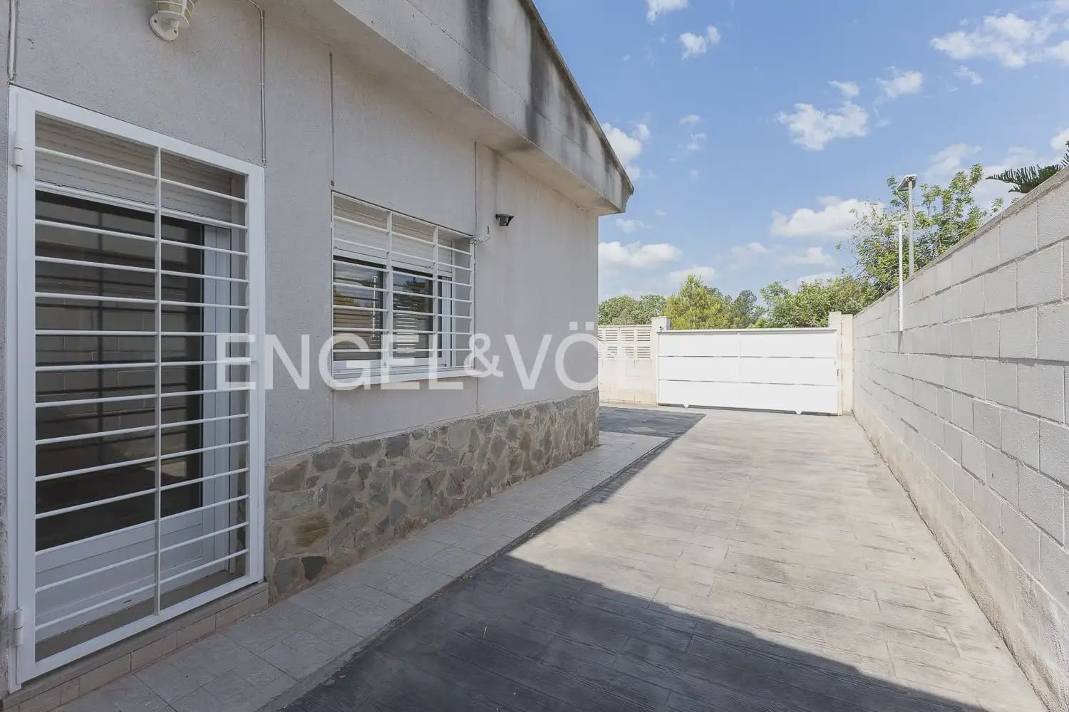 3 bedroom Villa for rent in Olocau with pool garage - € 1,850 (Ref: 9898114)