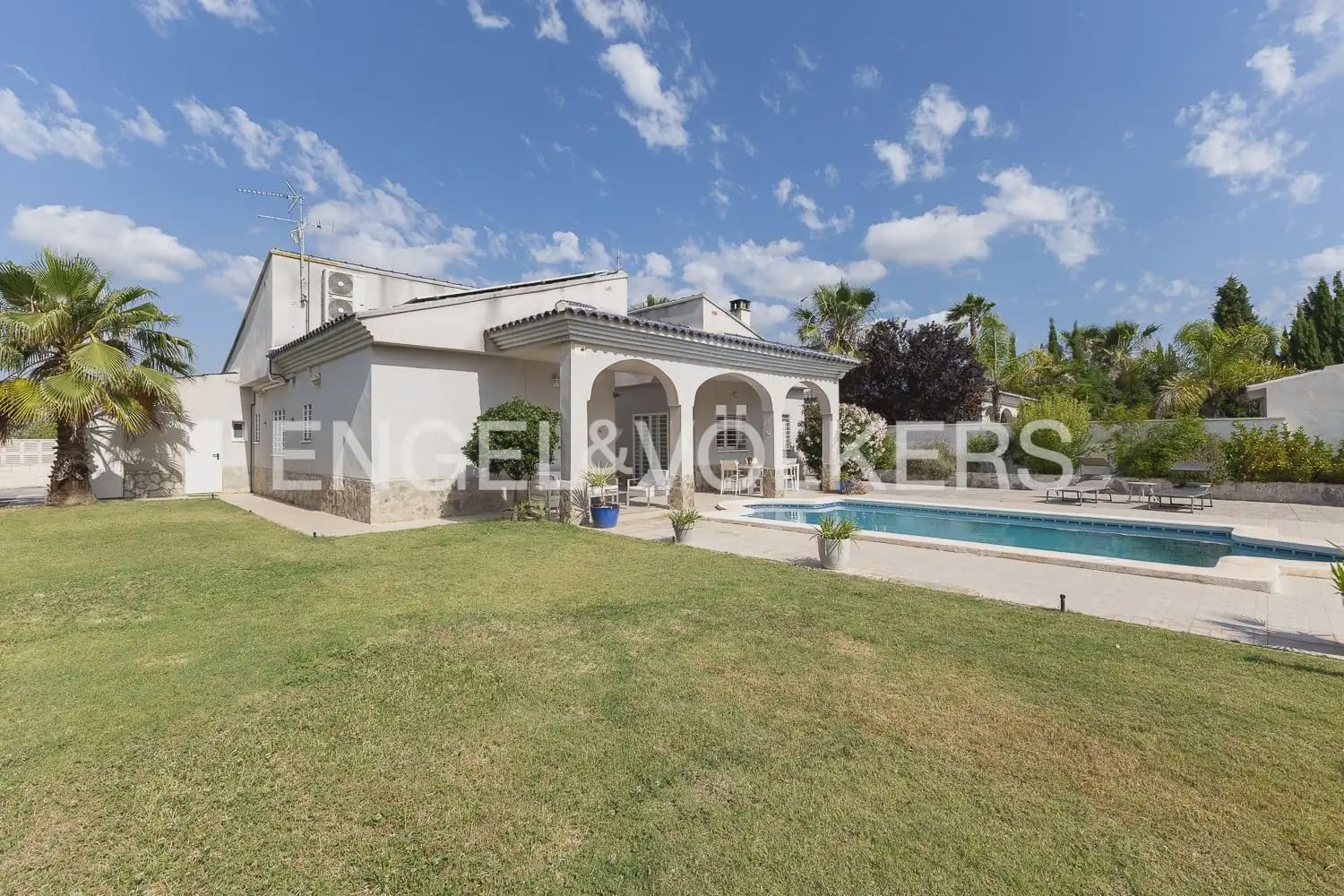 3 bedroom Villa for rent in Olocau with pool garage - € 1,850 (Ref: 9898114)