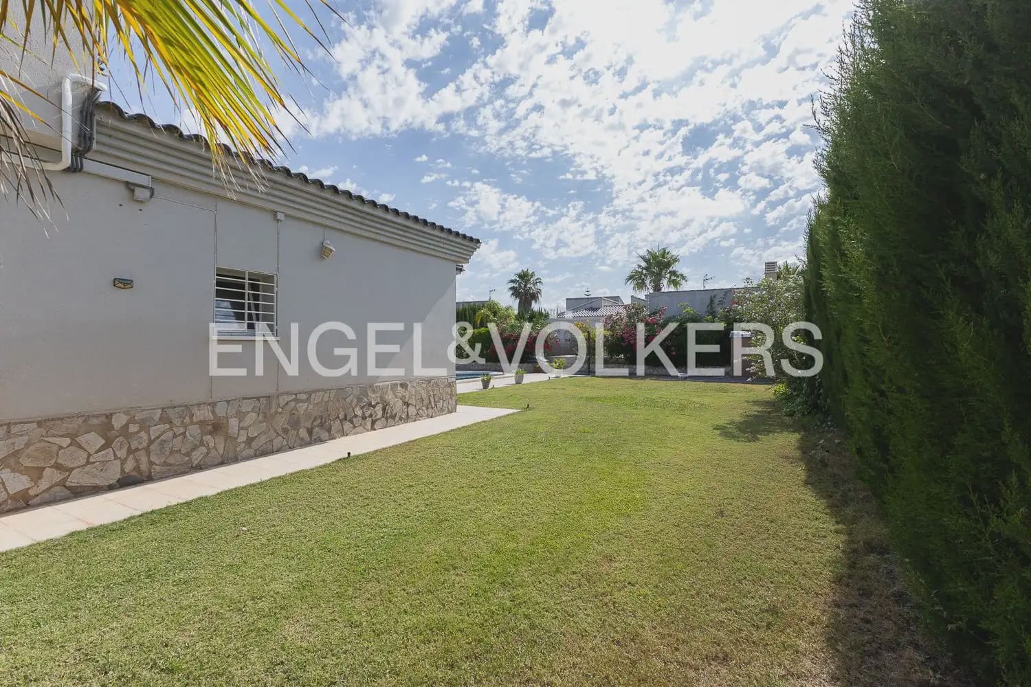 3 bedroom Villa for rent in Olocau with pool garage - € 1,850 (Ref: 9898114)