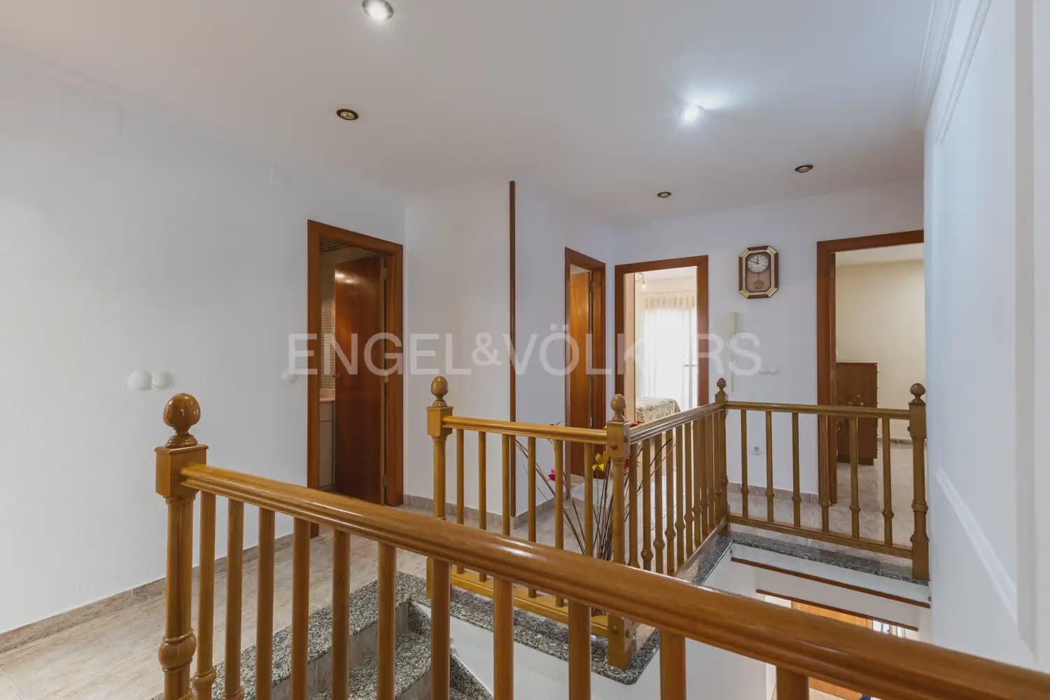 5 bedroom Townhouse for sale in Paterna with garage - € 520,000 (Ref: 9898119)