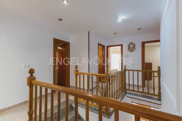 5 bedroom Townhouse for sale in Centro Ciudad, Paterna with garage - € 520,000 (Ref: 9898119)