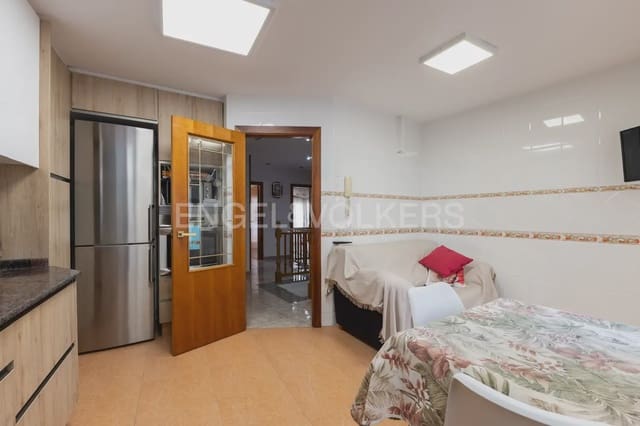 5 bedroom Townhouse for sale in Centro Ciudad, Paterna with garage - € 520,000 (Ref: 9898119)