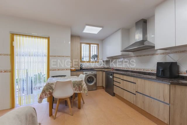 5 bedroom Townhouse for sale in Centro Ciudad, Paterna with garage - € 520,000 (Ref: 9898119)