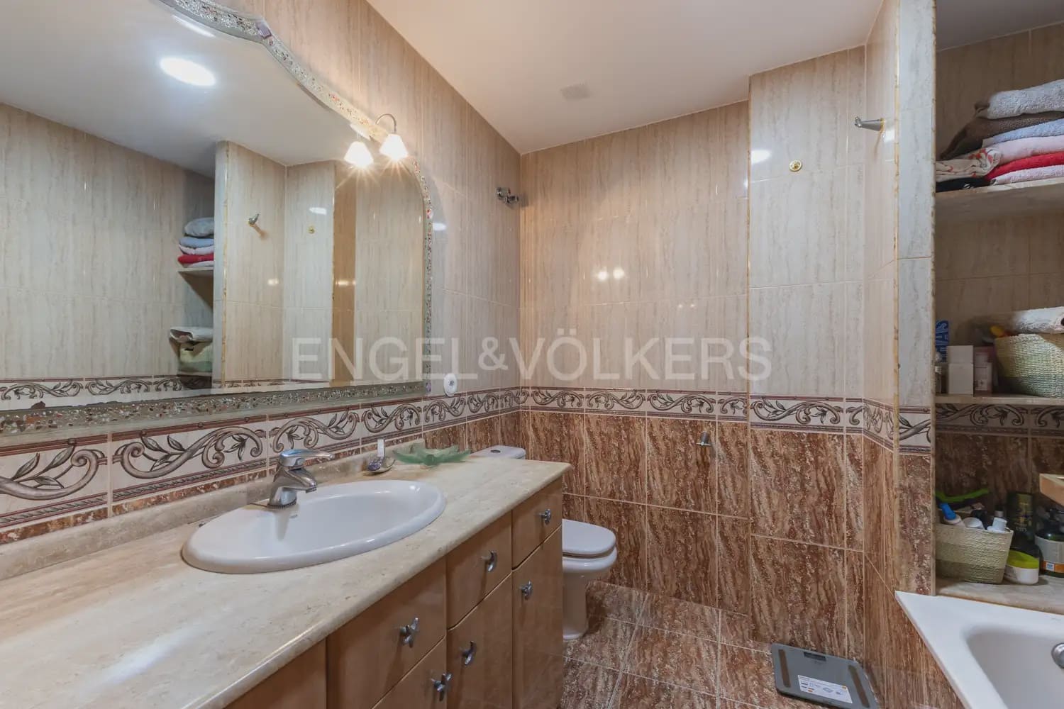 5 bedroom Townhouse for sale in Paterna with garage - € 520,000 (Ref: 9898119)