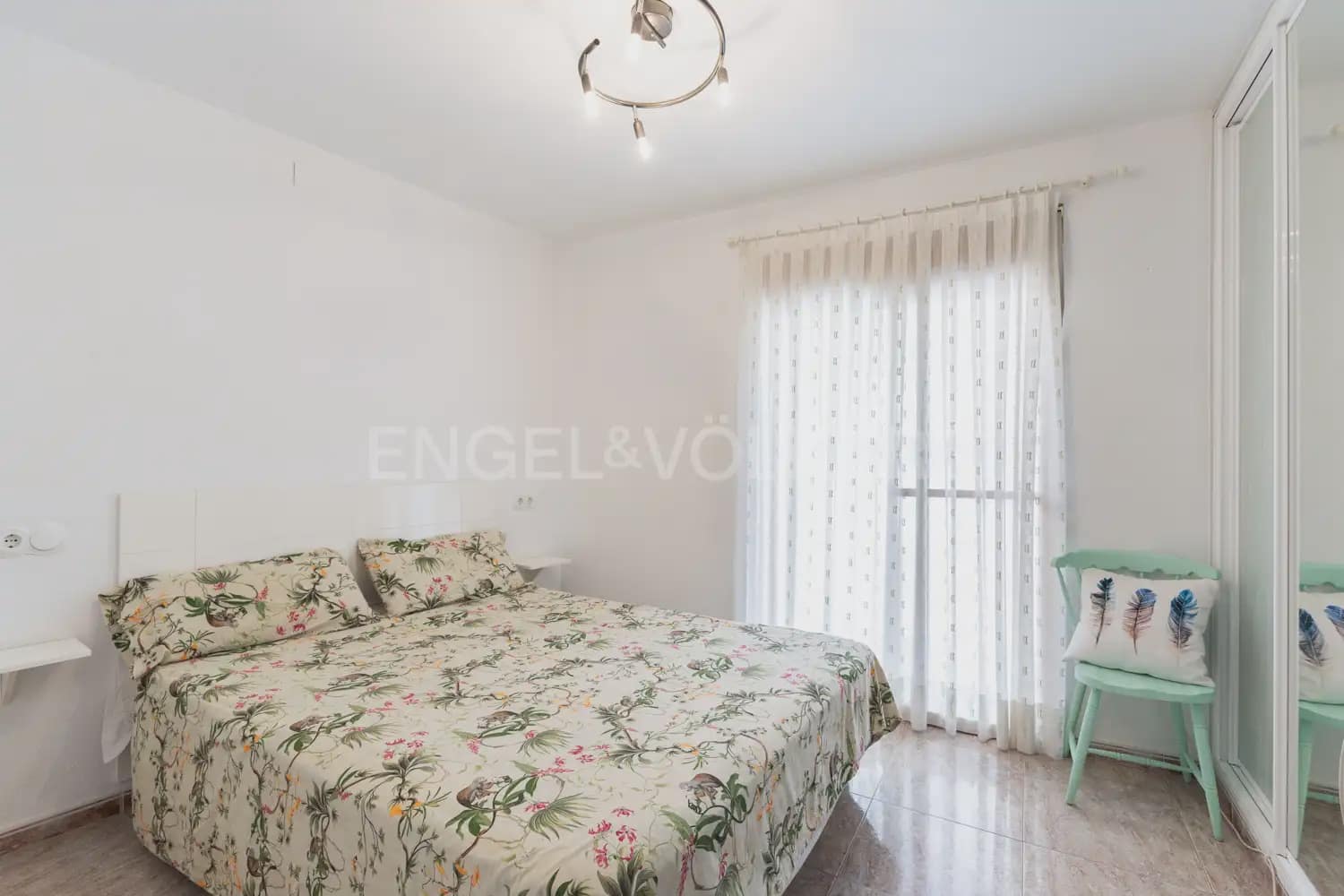 5 bedroom Townhouse for sale in Paterna with garage - € 520,000 (Ref: 9898119)