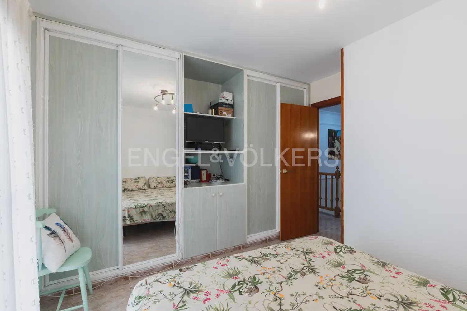 5 bedroom Townhouse for sale in Paterna with garage - € 520,000 (Ref: 9898119)