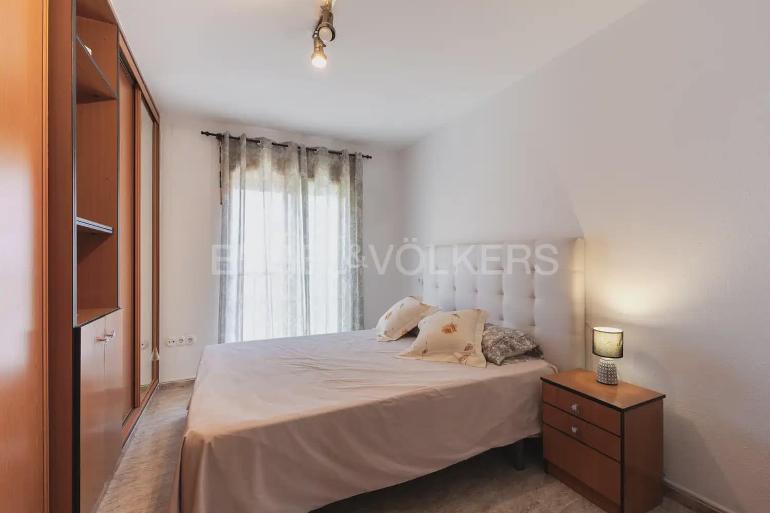 5 bedroom Townhouse for sale in Paterna with garage - € 520,000 (Ref: 9898119)