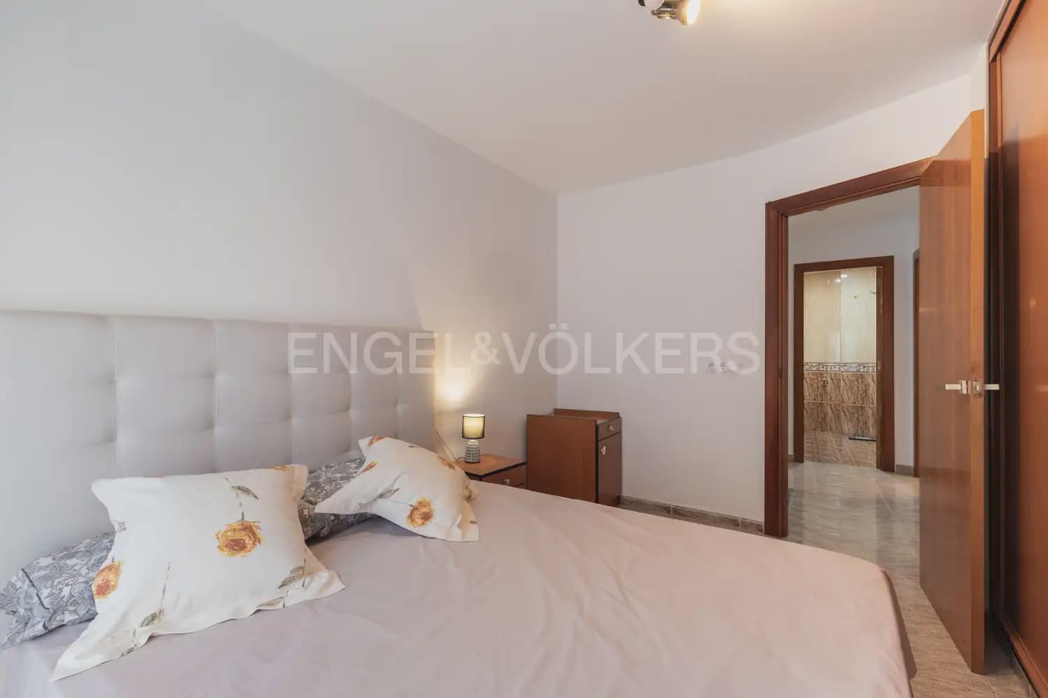 5 bedroom Townhouse for sale in Paterna with garage - € 520,000 (Ref: 9898119)