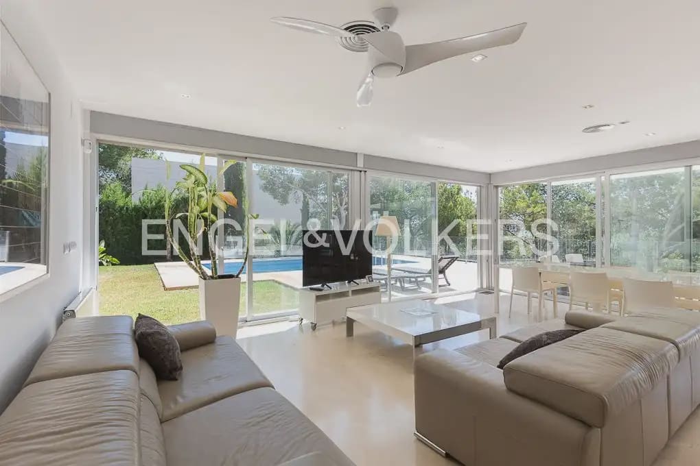 5 soveværelse Villa til leje i Chiva med swimmingpool garage - € 4.500 (Ref: 9898120)