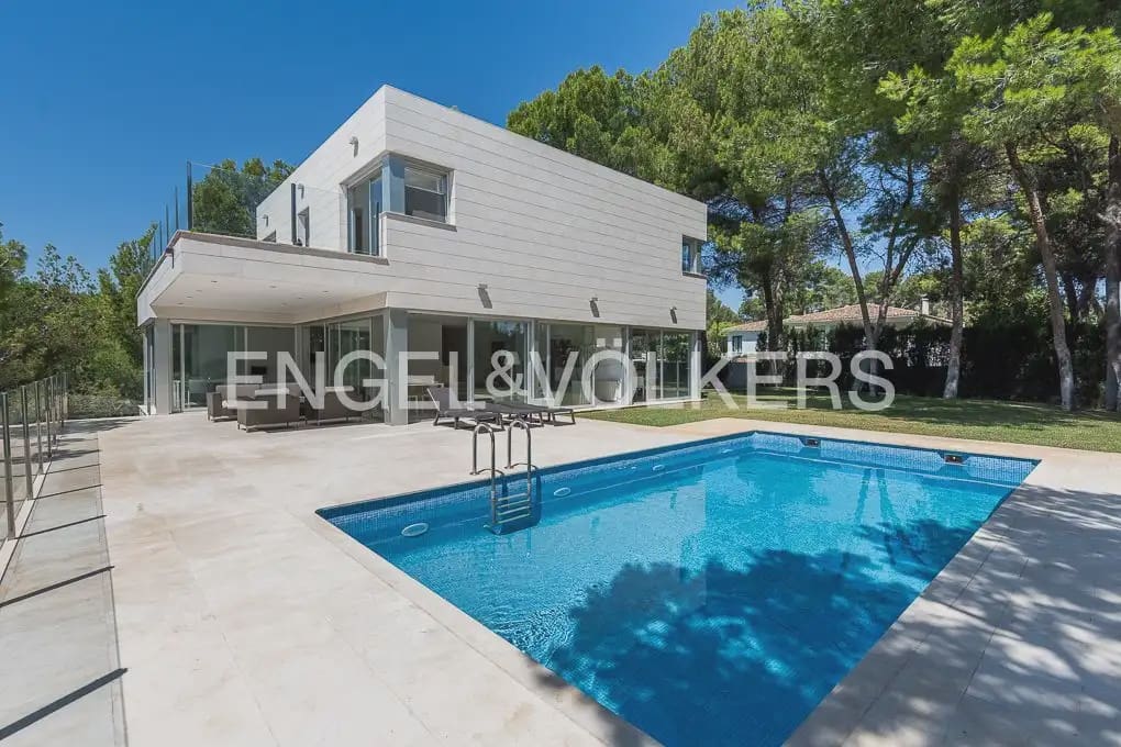 5 soveværelse Villa til leje i Chiva med swimmingpool garage - € 4.500 (Ref: 9898120)