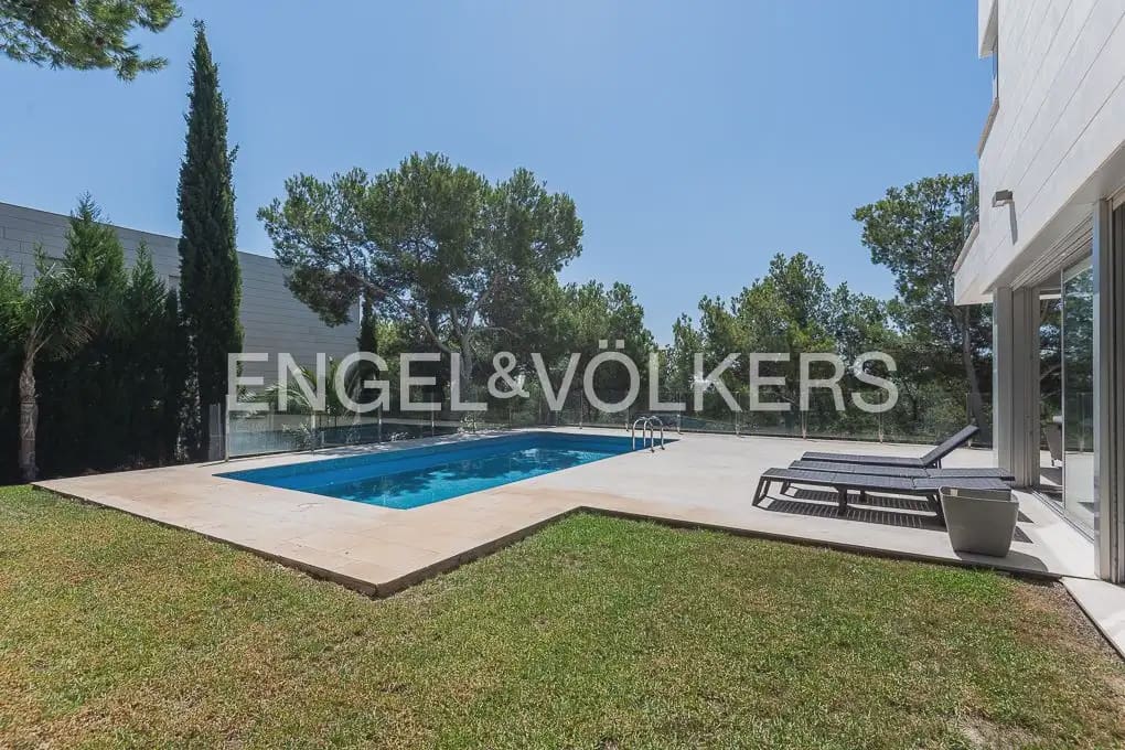 5 soveværelse Villa til leje i Chiva med swimmingpool garage - € 4.500 (Ref: 9898120)