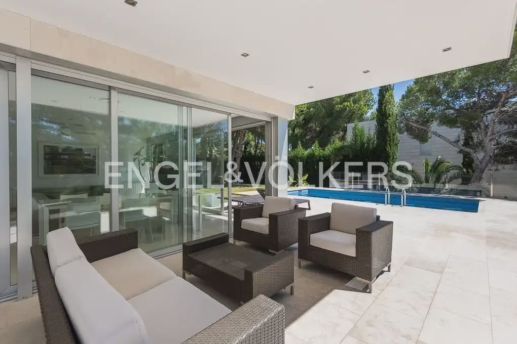 5 soveværelse Villa til leje i Chiva med swimmingpool garage - € 4.500 (Ref: 9898120)