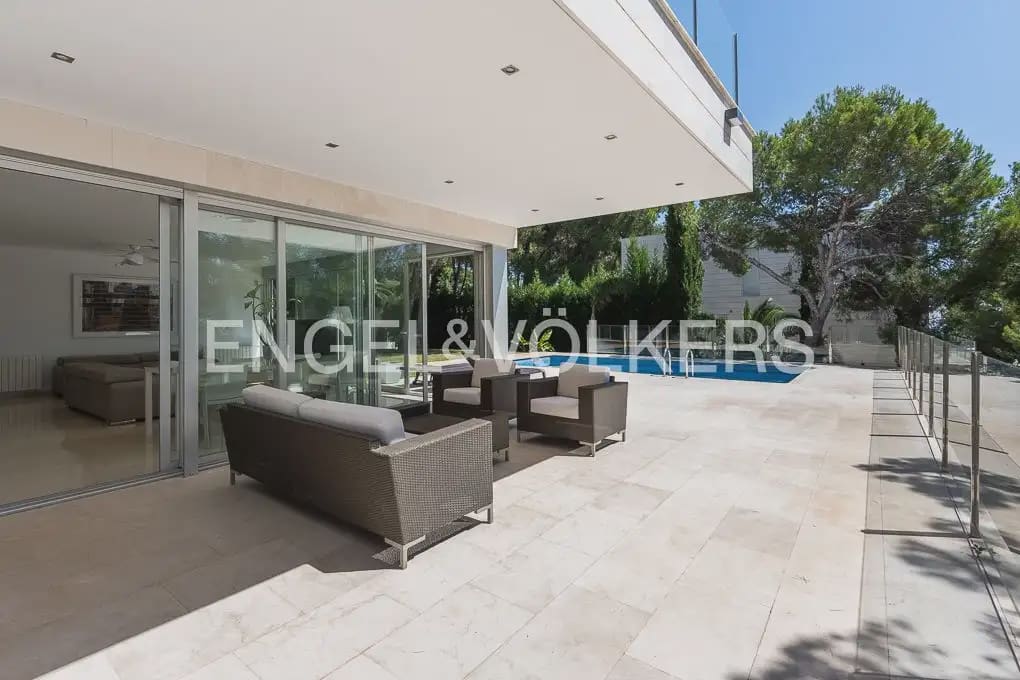 5 soveværelse Villa til leje i Chiva med swimmingpool garage - € 4.500 (Ref: 9898120)