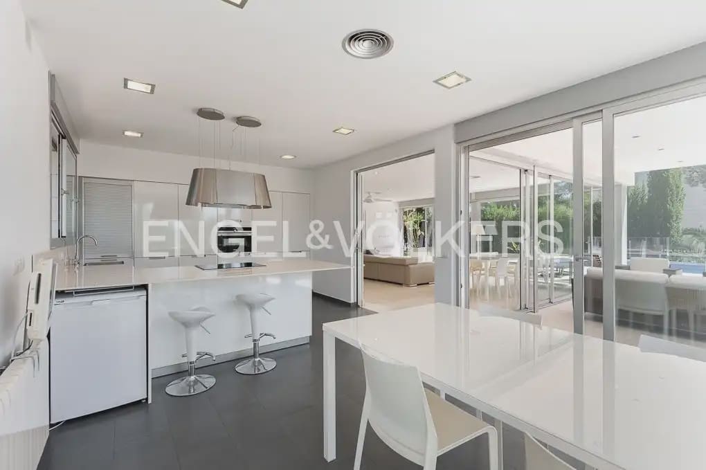 5 soveværelse Villa til leje i Chiva med swimmingpool garage - € 4.500 (Ref: 9898120)