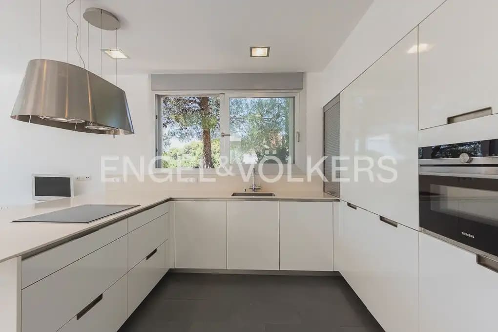 5 soveværelse Villa til leje i Chiva med swimmingpool garage - € 4.500 (Ref: 9898120)