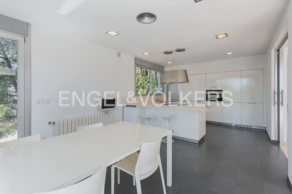 5 soveværelse Villa til leje i Chiva med swimmingpool garage - € 4.500 (Ref: 9898120)