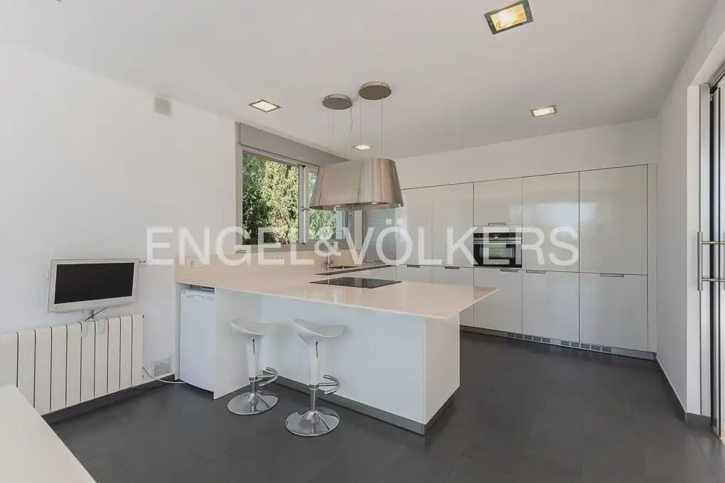 5 soveværelse Villa til leje i Chiva med swimmingpool garage - € 4.500 (Ref: 9898120)