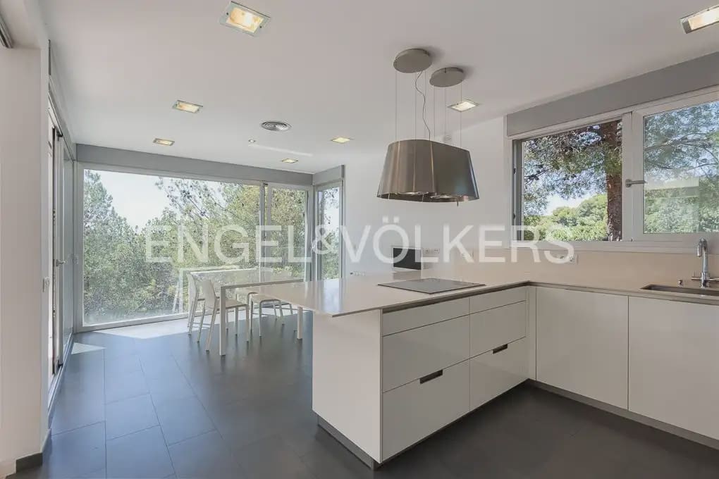 5 soveværelse Villa til leje i Chiva med swimmingpool garage - € 4.500 (Ref: 9898120)