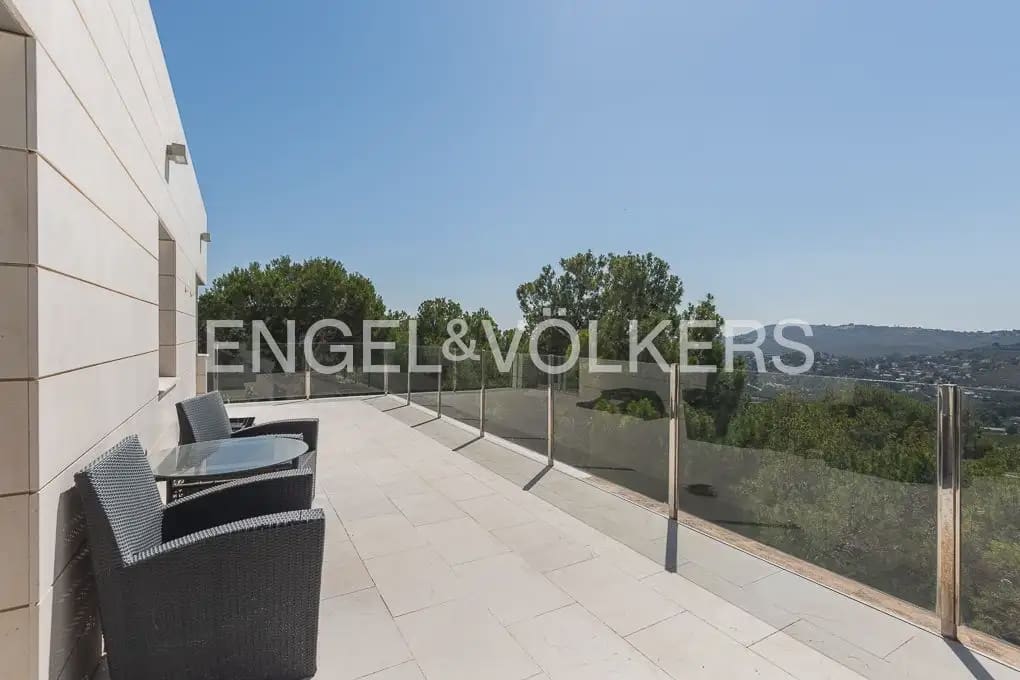 5 soveværelse Villa til leje i Chiva med swimmingpool garage - € 4.500 (Ref: 9898120)