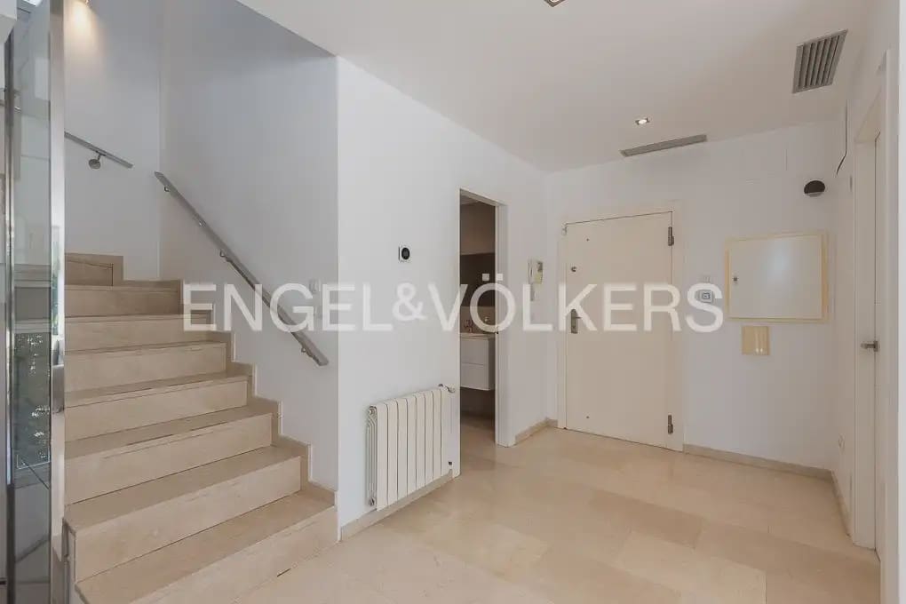 5 soveværelse Villa til leje i Chiva med swimmingpool garage - € 4.500 (Ref: 9898120)