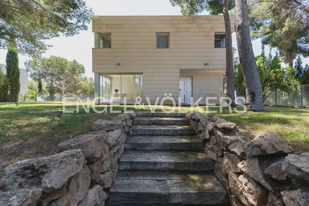 5 soveværelse Villa til leje i Chiva med swimmingpool garage - € 4.500 (Ref: 9898120)