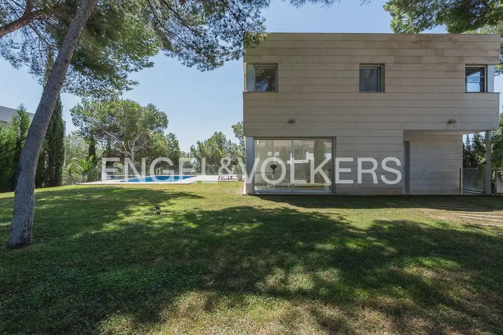 5 soveværelse Villa til leje i Chiva med swimmingpool garage - € 4.500 (Ref: 9898120)