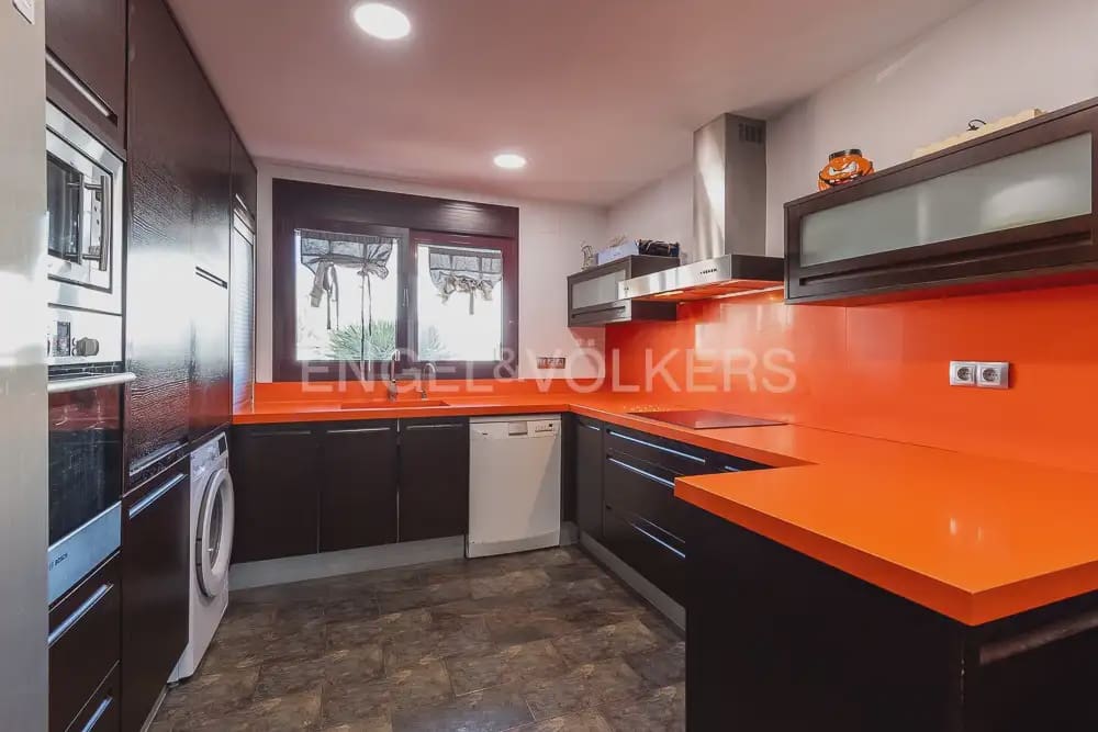 4 bedroom Villa for rent in Paterna with pool garage - € 3,500 (Ref: 9898123)