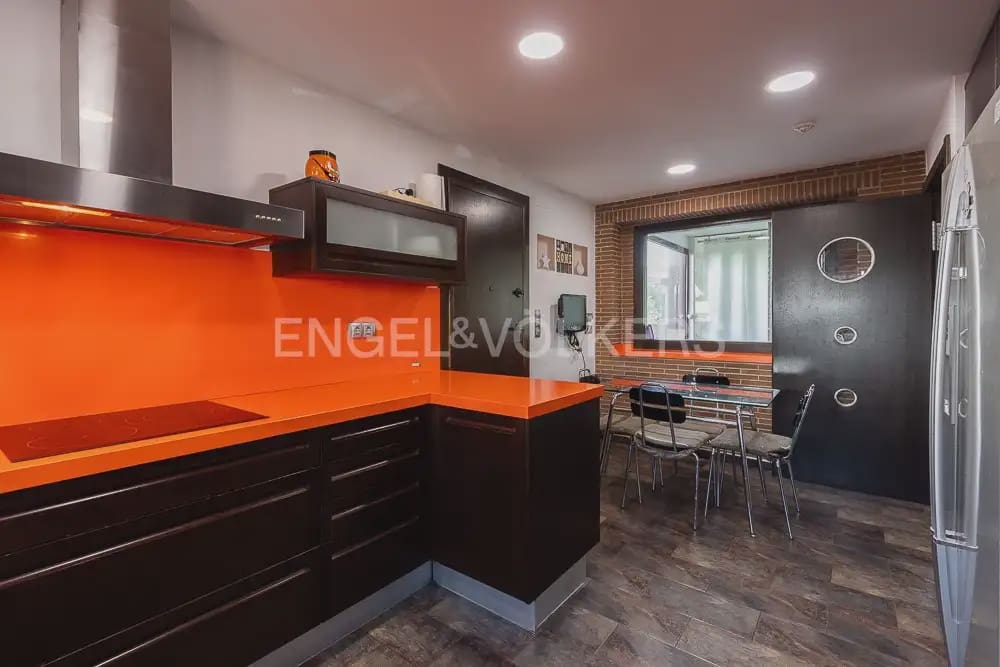 4 bedroom Villa for rent in Paterna with pool garage - € 3,500 (Ref: 9898123)