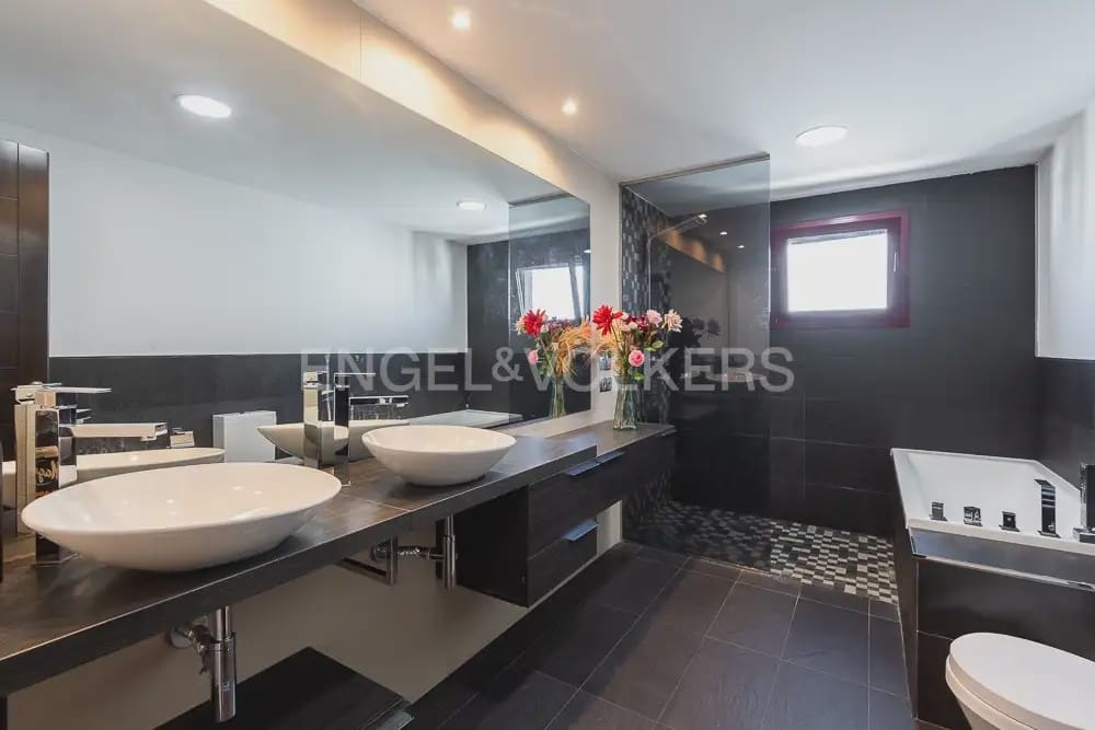 4 bedroom Villa for rent in Paterna with pool garage - € 3,500 (Ref: 9898123)