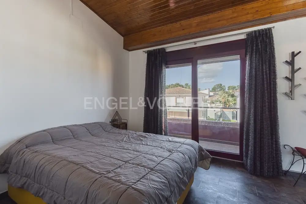 4 bedroom Villa for rent in Paterna with pool garage - € 3,500 (Ref: 9898123)